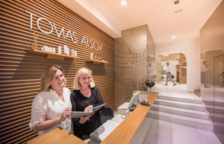 Salon TOMAS ARSOV — fotografie z oficiálního webu.