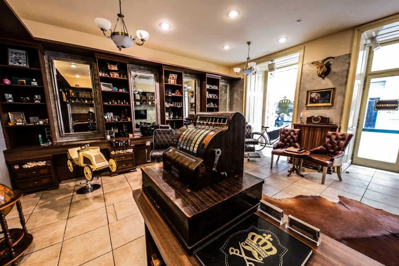 Royal Barber — interiér z oficiálního webu.